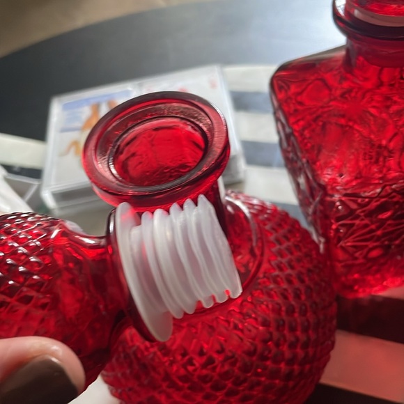 Red Glass Whiskey decanters. Plastic seal on lids. - Picture 2 of 2